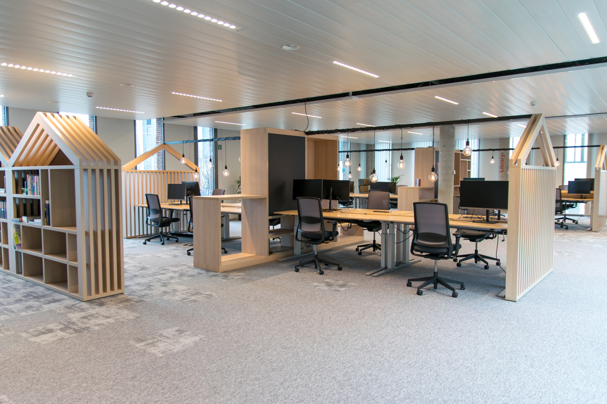 Bureau hybride avec bureaux en bois sur mesure