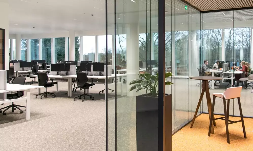 Office design with ergonomic desks and office chairs, and a concentration workstation with good acoustics