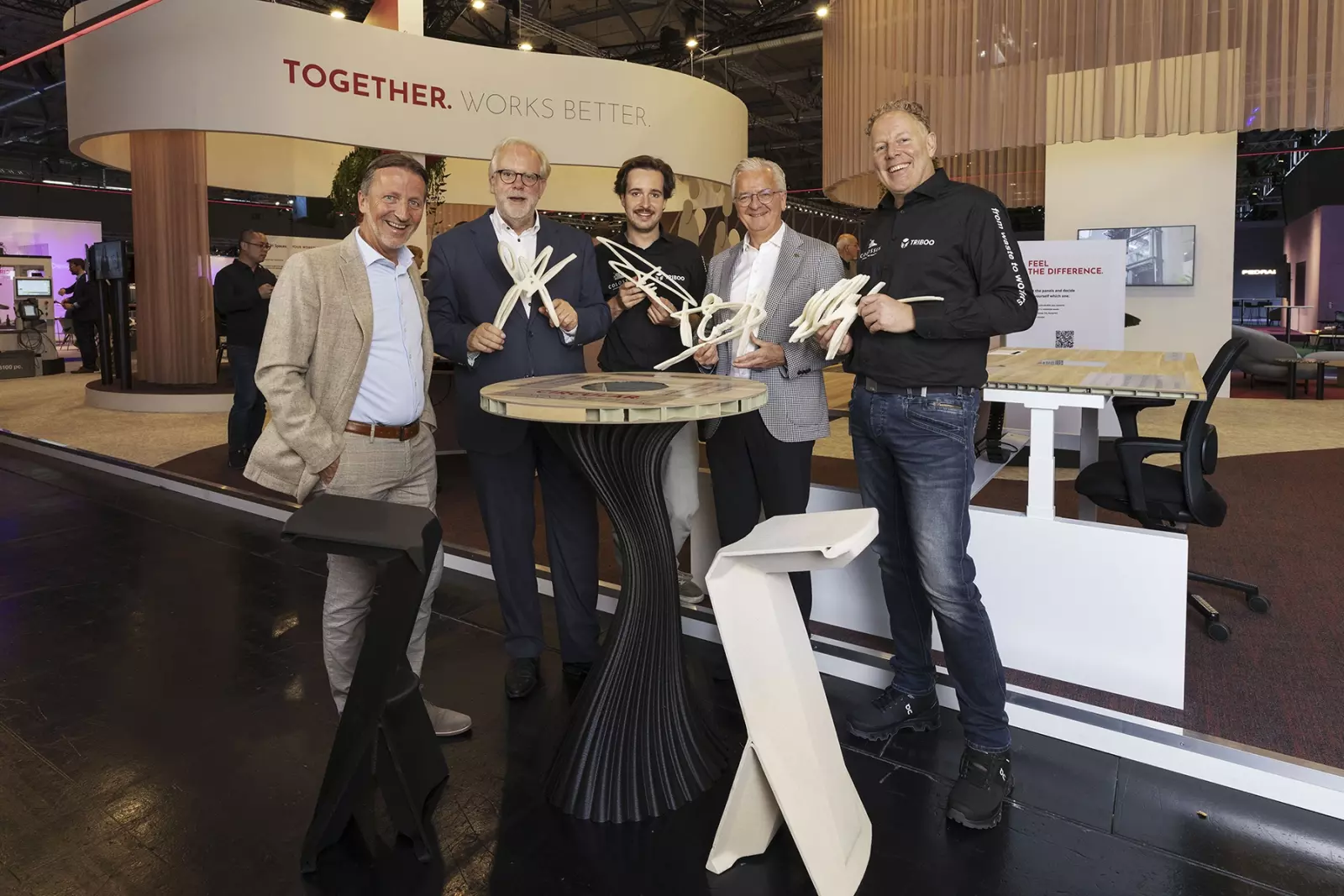 Photo de groupe de la coopération entre de Pami et de Triboo pour le mobilier de bureau durable et imprimées en 3D