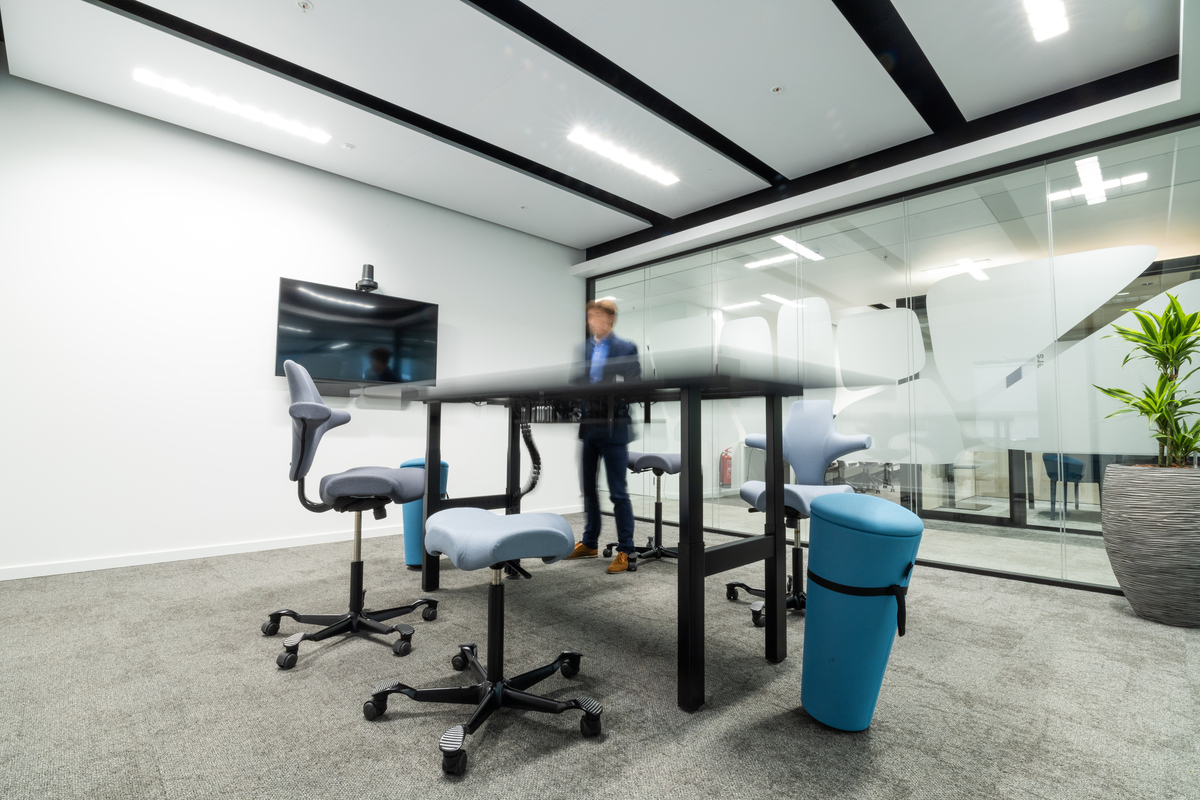Travail assis-debout, comment tirer le meilleur parti de votre poste de travail ergonomique 