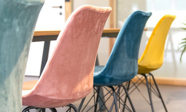 Kleurrijke stoelen op kantoor