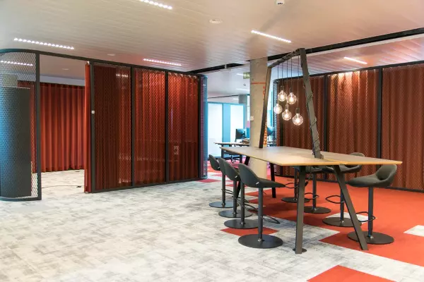 Office design with workspace and space for brainstorming