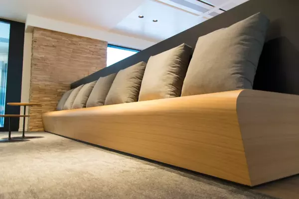 Deloitte Hasselt Individuell gestaltete Holzbank