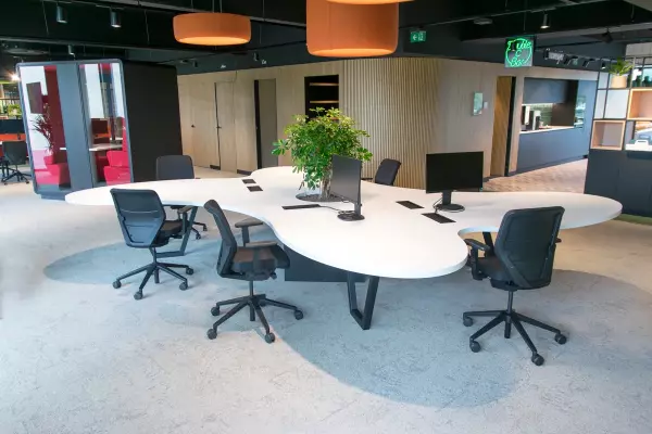 Ethias Hasselt Bürotisch in organischer Form