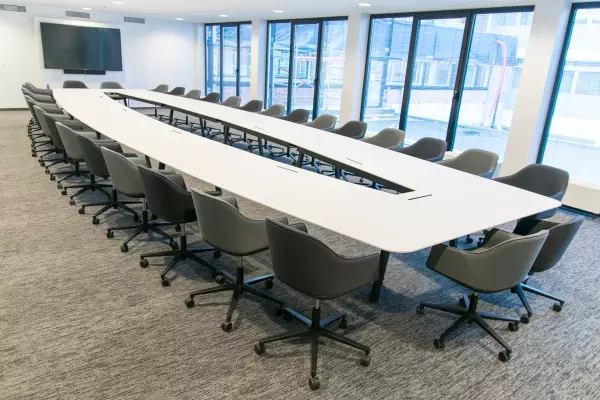 DeVoorzorg Großer Konferenztisch auf Maß
