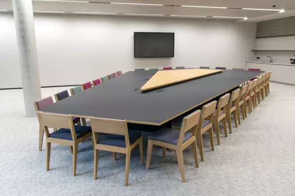 Stadt Hasselt Konferenztisch nach Maß in einzigartiger Form