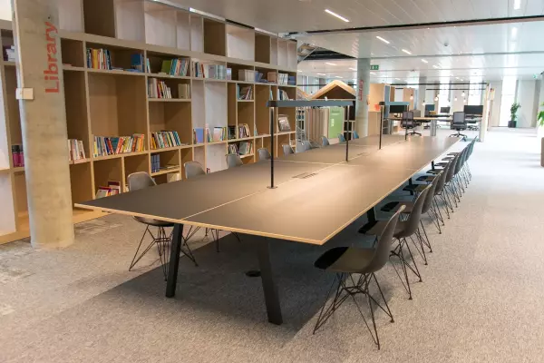 Telenet Maßgefertigter großer Bibliothekstisch mit eingebauter Beleuchtung