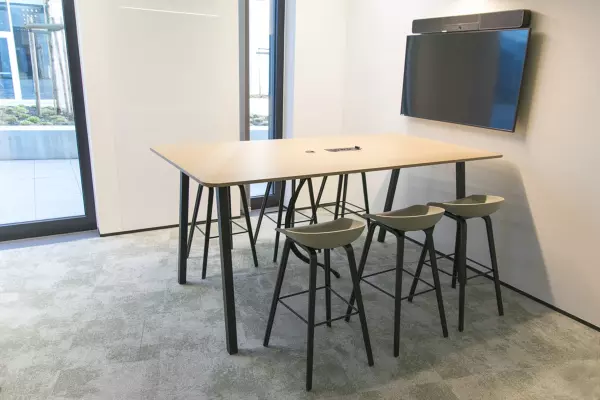 Table de bar avec tabourets de bar