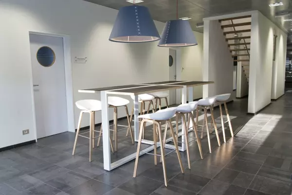 Pami table debout avec tabourets de bar