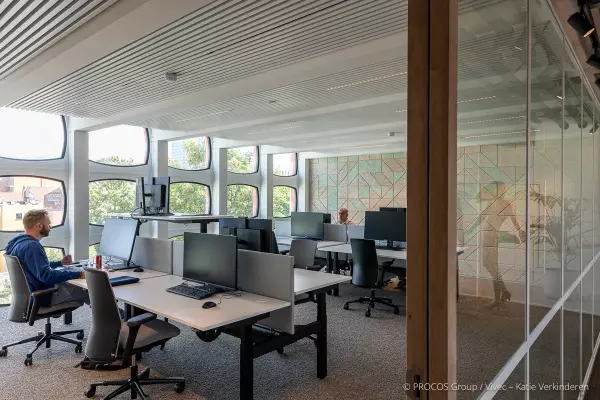 Bureaux assis-debout avec chaises de bureau ergonomiques