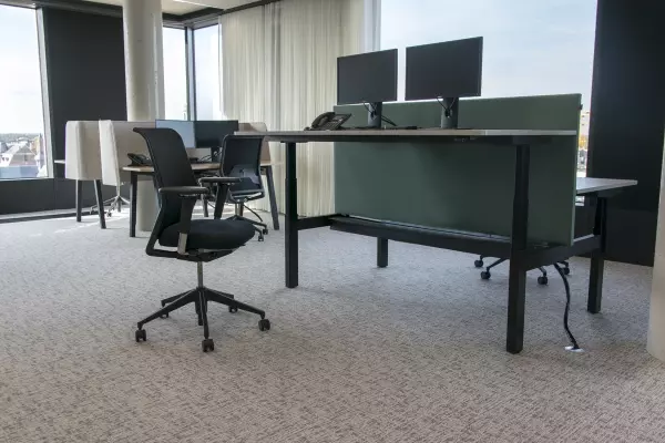 Bureau électrique assis-debout avec chaise de bureau ergonomique et panneau acoustique
