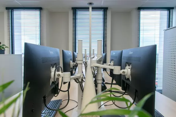 Bildschirme mit Monitorarmen