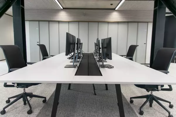 Schreibtische mit Kabelmanagement