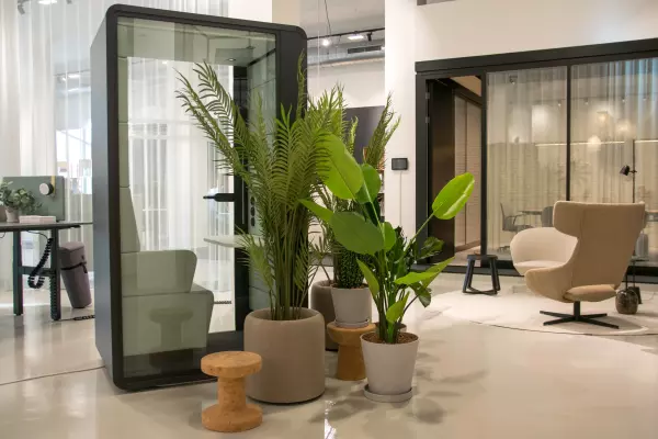 Büro mit Framery Bürokabine mit Pflanzen und bequemen Sitzen