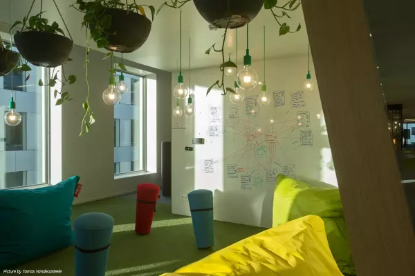 Raum für Brainstorming mit ergonomischen Hockern und Sitzsäcken