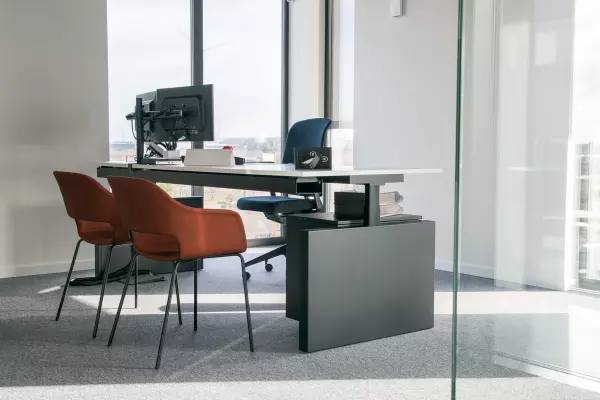 Postes de travail individuels Van Zon Bureau assis-debout Pami avec chaise de bureau ergonomique et chaises visiteurs orange