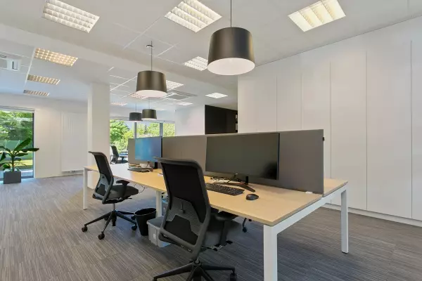 Postes de travail individuels Immo-Liv'It Bureau avec chaises de bureau ergonomiques et murs acoustiques