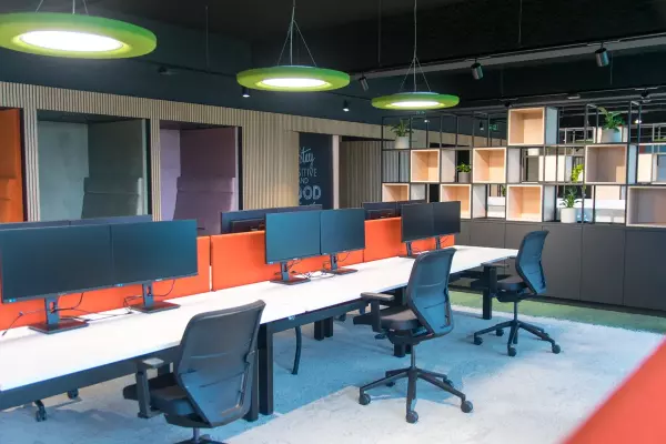 Postes de travail individuels Ethias Hasselt Bureaux assis-debout Pami avec chaises de bureau ergonomiques et cloison acoustique