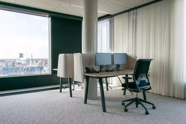 Postes de travail individuels ville de Hasselt Bureau individuel avec chaise de bureau ergonomique et mur acoustique