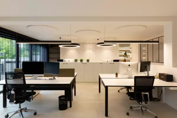 Postes de travail individuels Inarto Bureaux modernes avec chaises de bureau ergonomiques