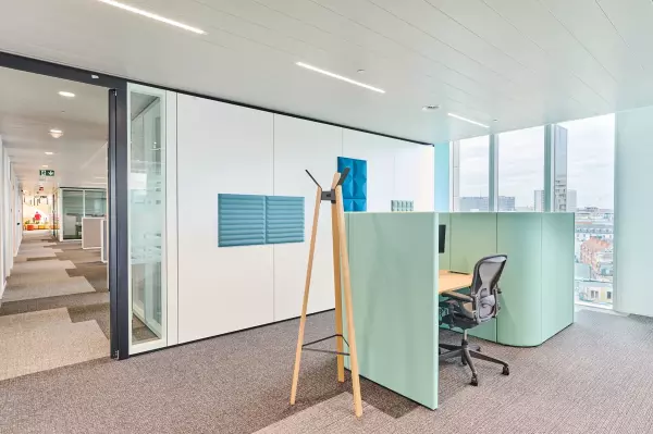 Poste de travail de concentration avec parois acoustiques