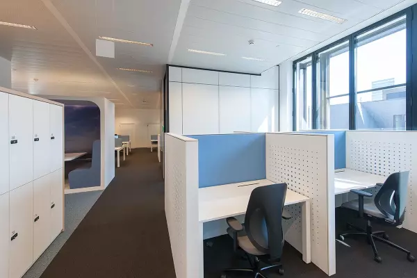 Bureaux individuels avec chaise de bureau ergonomique et cloison acoustique bleu clair