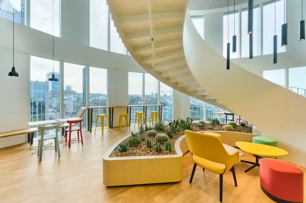 Lounge Beobank Lounge met kleurrijke zetels en poufs