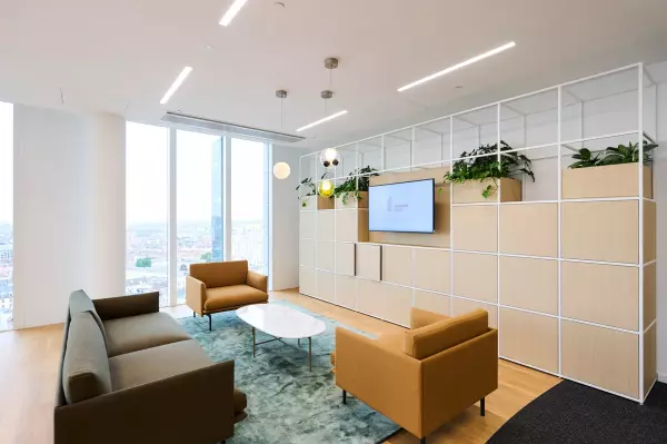 Lounge Beobank Lounge met kleurrijke zetels