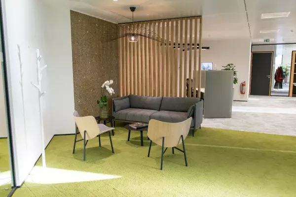 Lounge Cegeka Lounge met zitbank, zetels, en bijzettafel