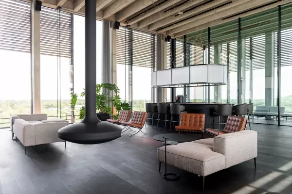 Lounge H.Essers Lounge met moderne leren zetels en comfortabele zitbanken