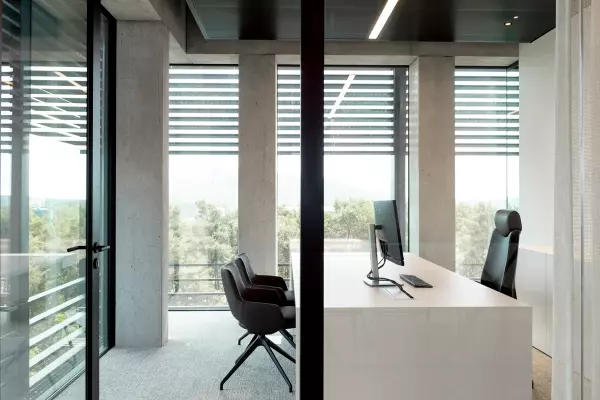 Bureau de direction avec chaises pour visiteurs