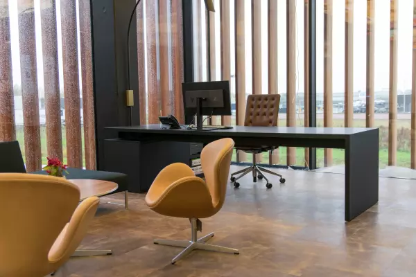 Zwart directiebureau