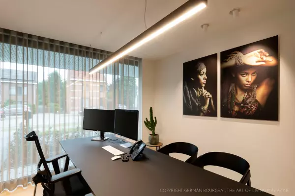 Bureau de direction noir avec chaise de bureau ergonomique et chaises pour visiteurs