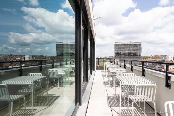 Außenbereich mit Tisch und Stuhl auf der Terrasse