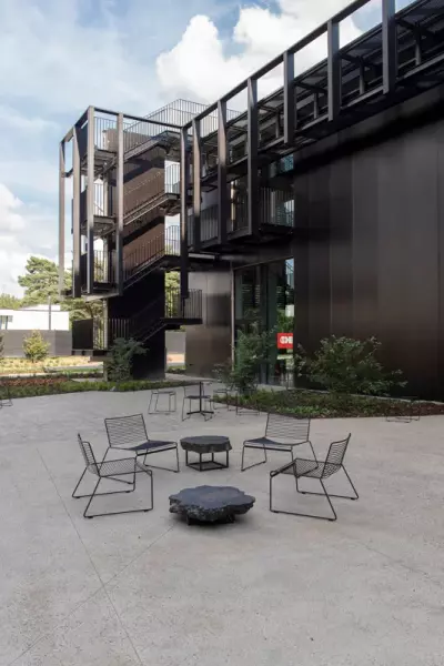 Außenbereich mit schwarzen Terrassenstühlen