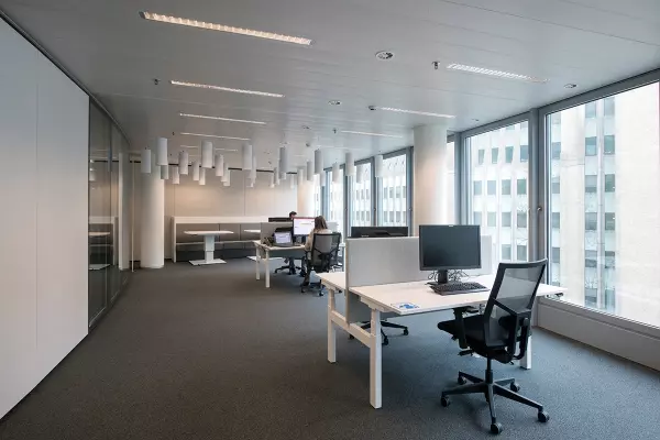 Postes de travail individuels DKV Bureau assis-debout Pami avec chaise de bureau ergonomique