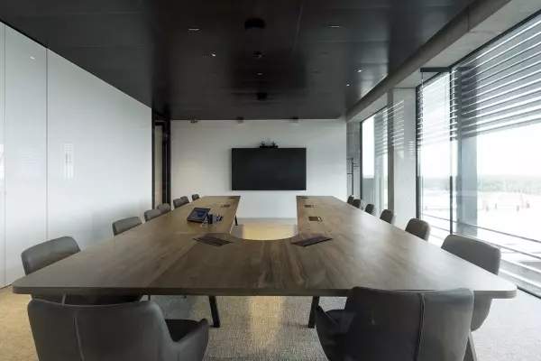 op maat gemaakte vergadertafel met audiovisuele ondersteuning