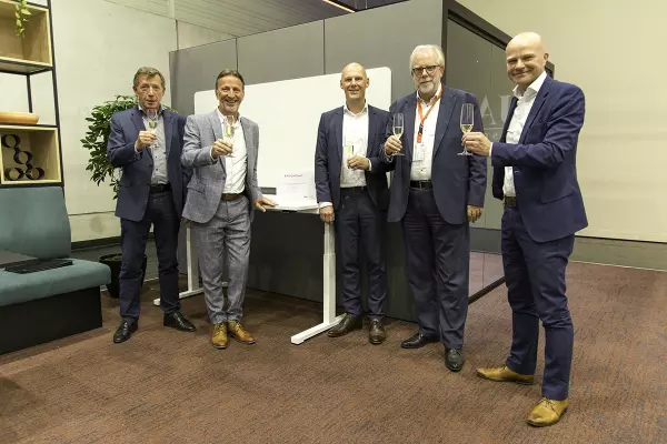 Groepsfoto directie samenwerking Pami en Linak voor elektrische zit-sta bureaus