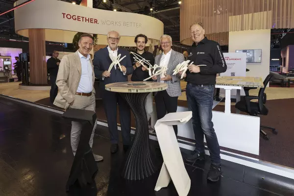 Groepsfoto directie samenwerking Pami en Triboo voor duurzame kantoormeubelen en 3d-geprinte oplossiingen